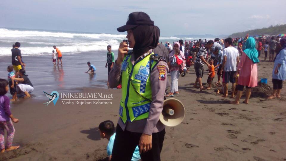 Dibekali Megaphone, Polwan Cantik Keliling Pantai