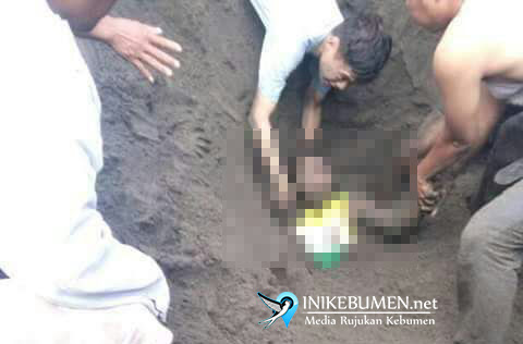 Wisatawan Pantai Setrojenar Nyaris Tewas Terkubur Pasir yang Digalinya Sendiri