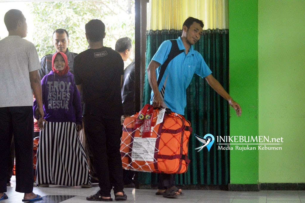 Jelang Pemberangkatan, Calon Jamaah Haji  Kebumen Kumpulkan Koper