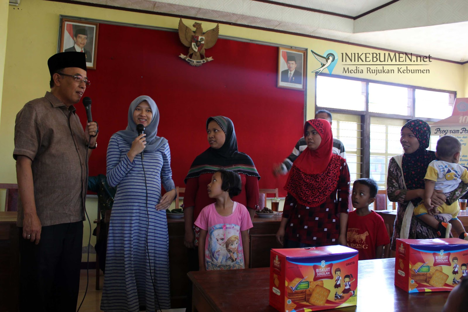 Sosialisasi Empat Pilar, Darori Malah Bagi-bagi Biskuit