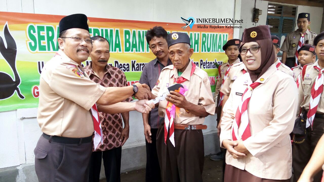 Pramuka Kebumen Bedah Rumah Mbah Marwan dengan Bumbung Kemanusiaan