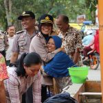 Kekeringan Berkepanjangan, Polwan Polres Kebumen Sumbang Air Bersih ke Warga Kalirejo
