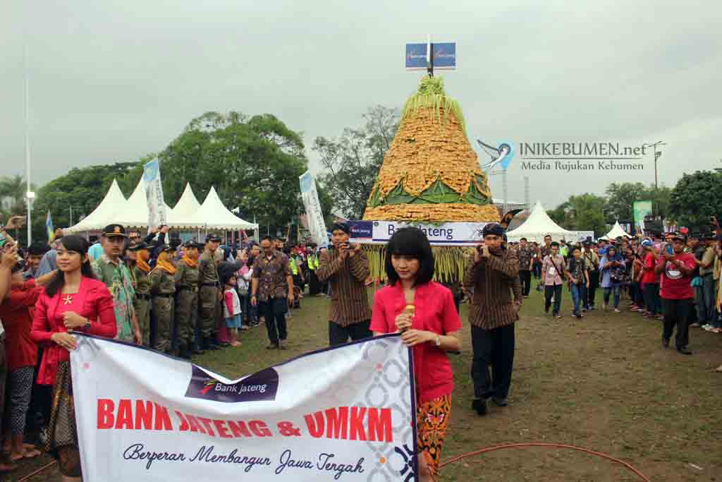 Gunungan Tahu Krakal Meriahkan Karnaval SCTV di Kebumen
