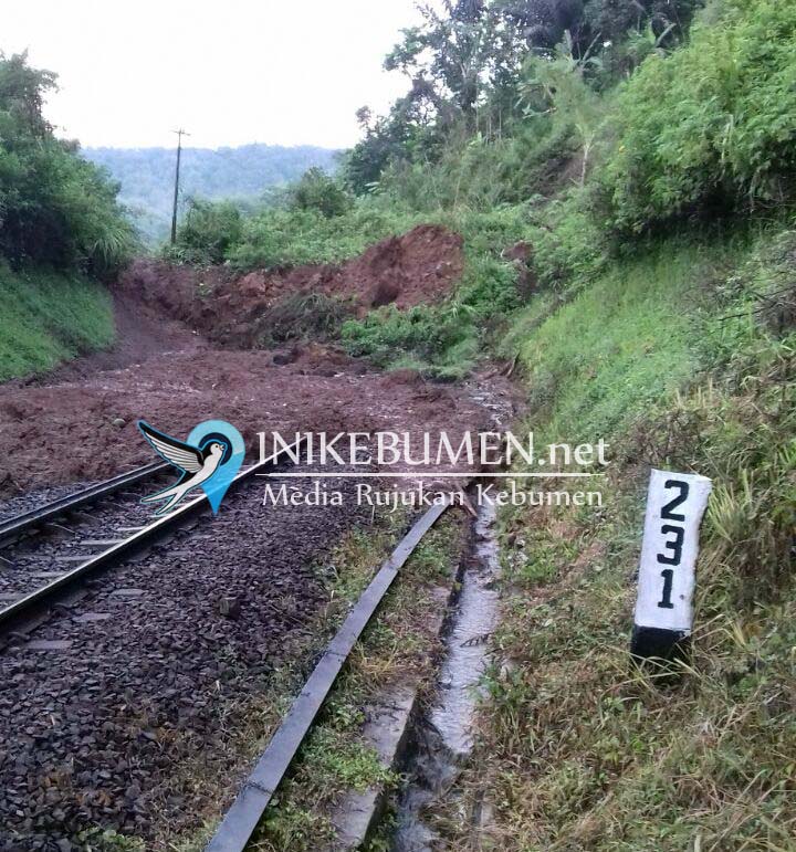 Tertimbun Longsor, Jalur Kereta Api Kroya-Bandung Putus