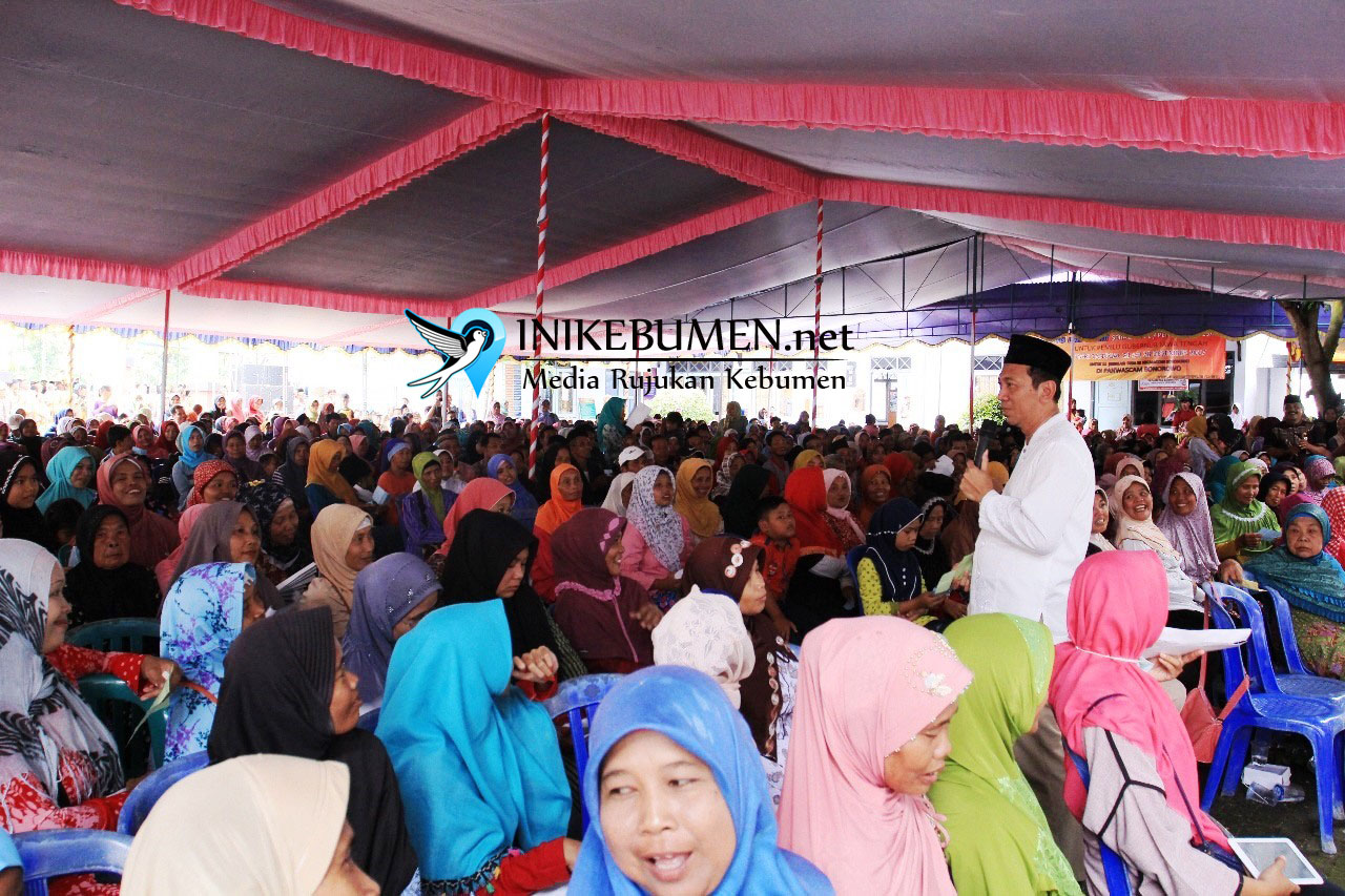 Bupati Kebumen Bagikan 5.000 Paket Sembako Gratis kepada Warga Dua Kecamatan