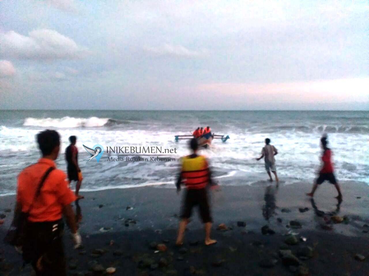 Tim SAR Perluas Pencarian Korban Pemancing yang Digulung Ombak di Pantai Karangbolong