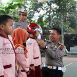 Berani Tanya ke Anggota Polisi, Tiga Anak TK Alfurqon Ambal Dapat Hadiah Helm