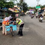 Bantu Pasang Rantai Sepeda Tukang Jamu yang Lepas, Polwan Polsek Pejagoan Dipuji
