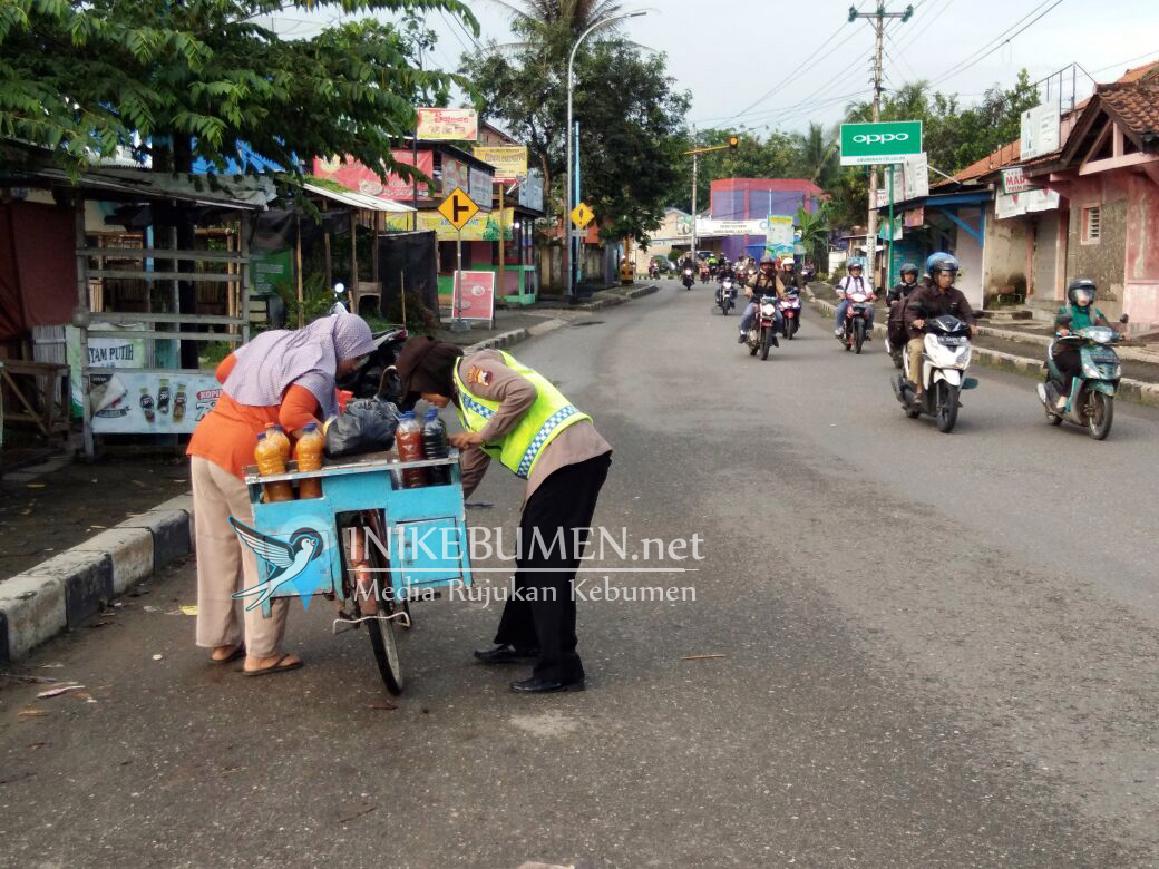 Bantu Pasang Rantai Sepeda Tukang Jamu yang Lepas, Polwan Polsek Pejagoan Dipuji