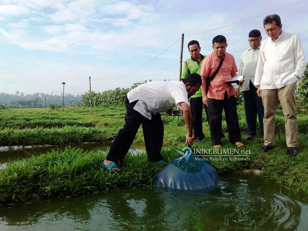 Bupati Kebumen Wacanakan Cabut Bantuan Warga Miskin yang Masih Merokok Bupati Kebumen Wacanakan Cabut Bantuan Warga Miskin yang Masih Merokok