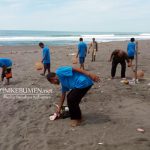 Penghuni Rumah Singgah Dosaraso Kebumen Diajak Bersih-bersih Pantai