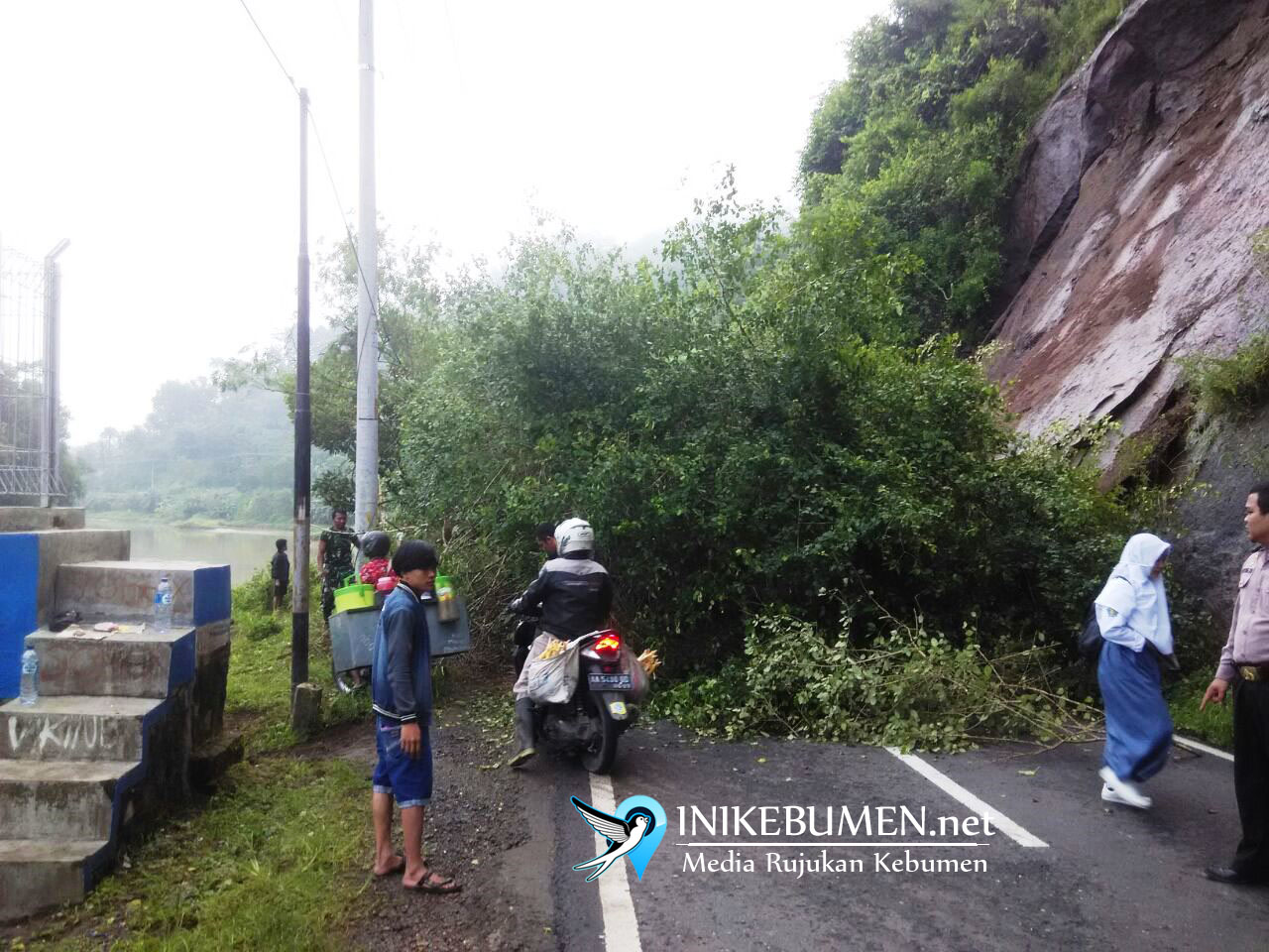 Tertimbun Longsor, Jalur Kebumen-Karangsambung Terputus