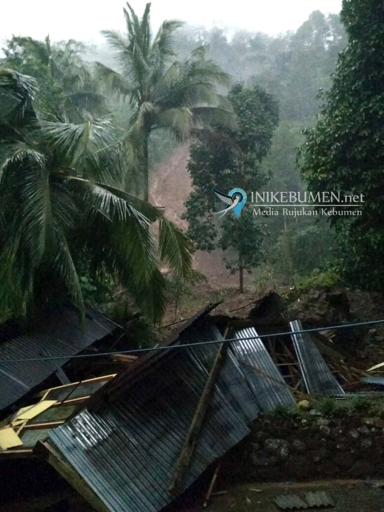 Rumah di Rowokele Hanyut Terseret Longsor