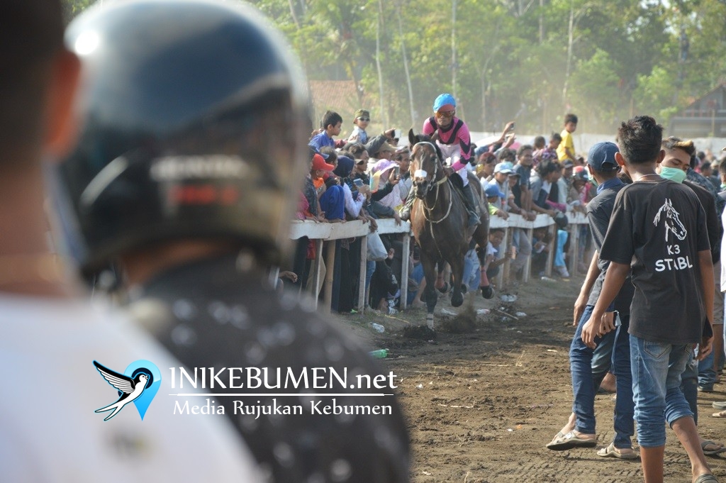 Nekat Terobos Lintasan, Warga Sruweng ini Ditabrak Kuda pada Final Pacuan Kuda Ambal
