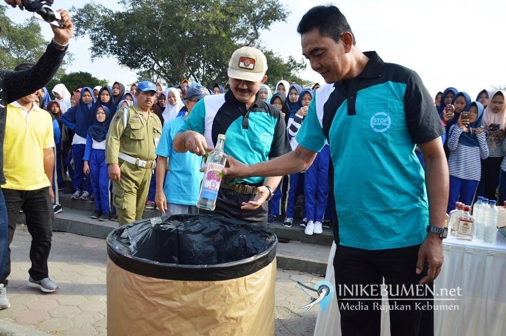 Peringati Hari Anti Narkoba, 200 Botol Miras Dimusnahkan di Alun-alun Kebumen