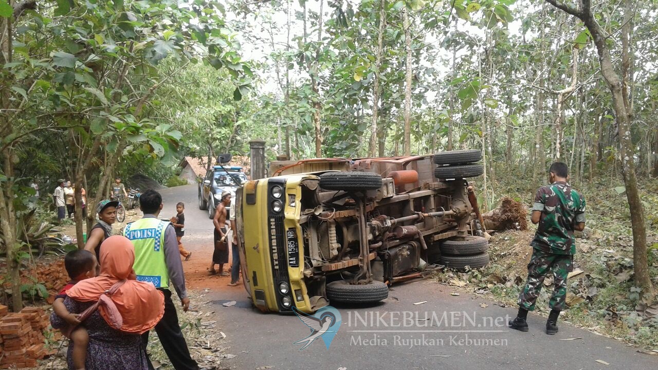 Diduga Kelebihan Muatan, Truk Pengangkut Bata Terguling Saat Menanjak di Prembun