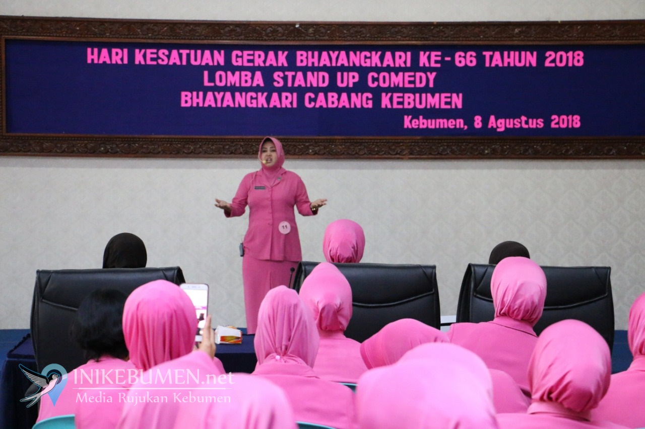 Kocak! Ibu-ibu Bhayangkari Polres Kebumen Ikuti Lomba Stand Up Comedy