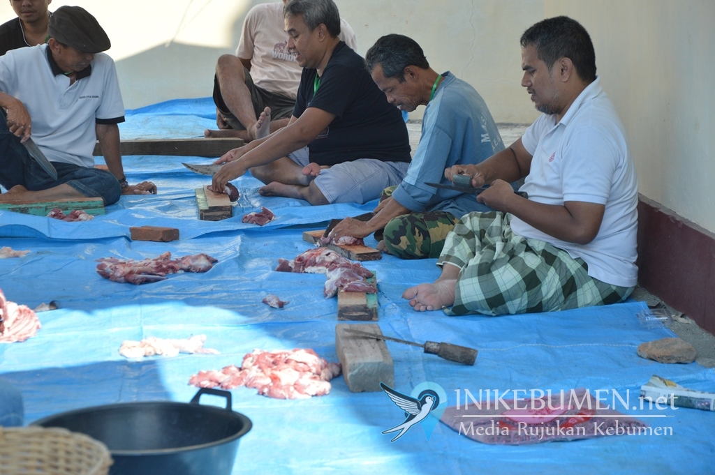 Khayub Kurban Sapi di Masjid Agung Kebumen