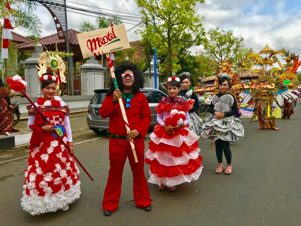 Meotel Usung Gaun Berbahan Limbah pada Kebumen Carnival 2018