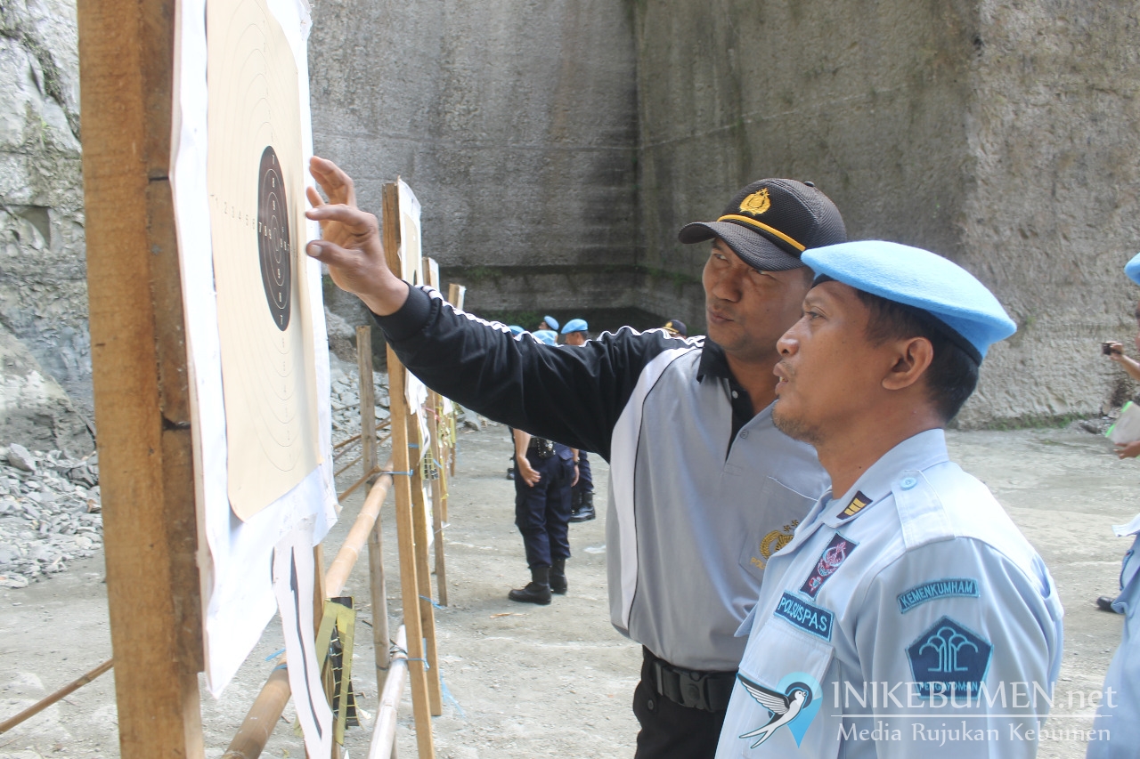 Petugas Rutan Kebumen Dibekali Latihan Menembak