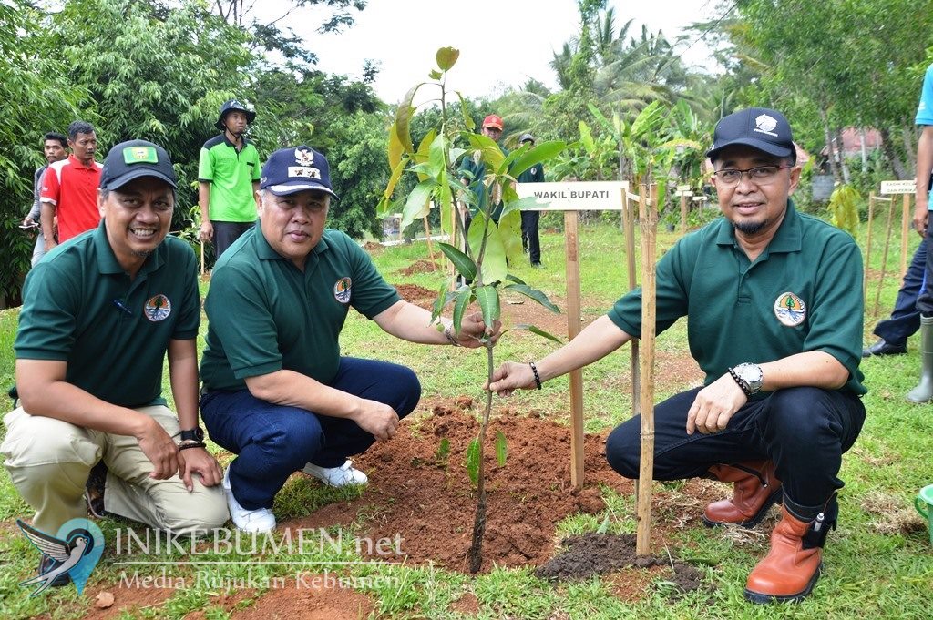 Peringati HCPSN, PDAM Kebumen Tanam Ribuan Pohon