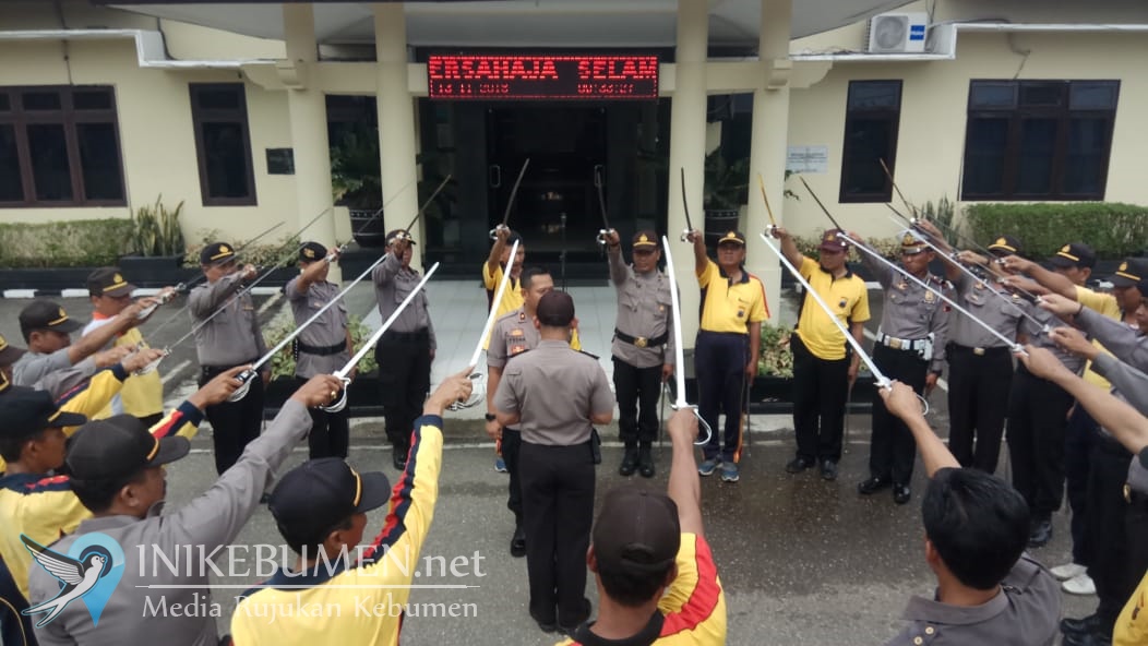 Jelang Serah Terima Jabatan Kapolres, Polisi Kebumen Latihan Pedang Pora