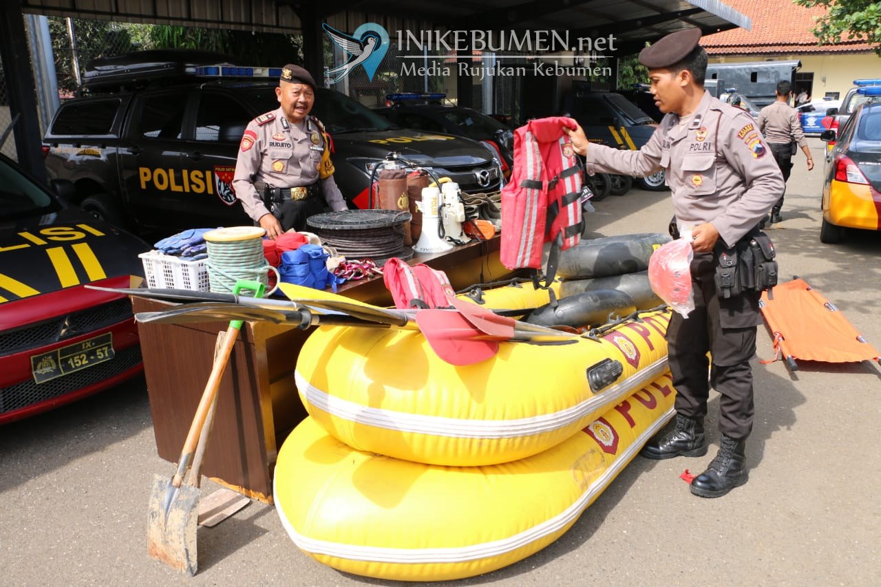 Jelang Musim Hujan, Sabhara Polres Kebumen Periksa Perahu Karet