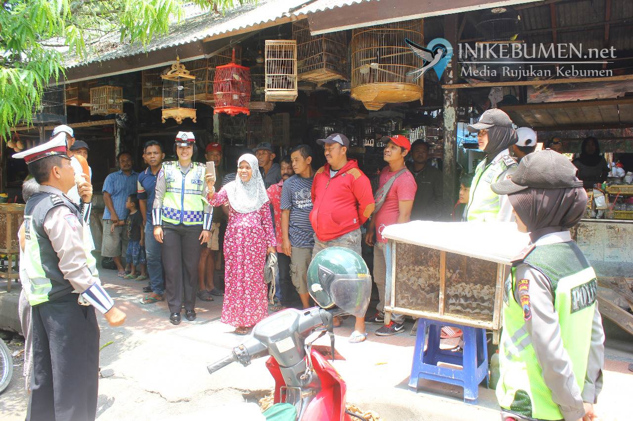 Tekan Angka Pelanggaran Lalu Lintas, Polisi Kebumen Gelar Sosialisasi di Pasar Burung