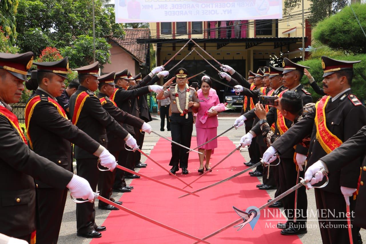 Jabat Kapolres Kebumen, Robertho Pardede Disambut Pedang Pora