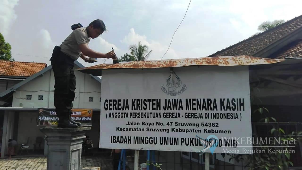 Pererat Toleransi Beragama, Polisi Kebumen Bersih-bersih Gereja di Sruweng