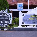 Gus Yazid Resmi Jabat Bupati Kebumen, Tradha Group Kirimi Karangan Bunga Berlatar Hitam