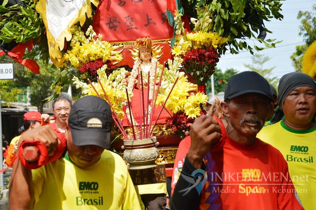 Rayakan Cap Go Meh, Warga Tionghoa Kirab Patung Dewi Samudera Keliling Kota Kebumen