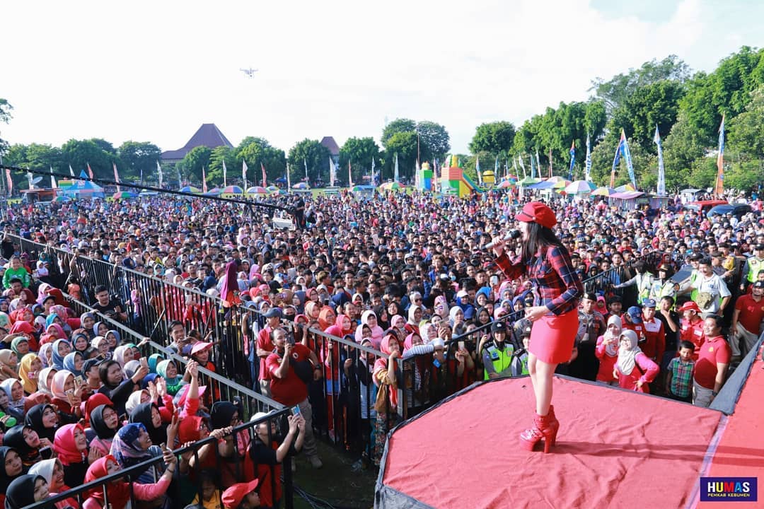 Nella Kharisma Hibur Generasi Milenial Kebumen, Ajak Tertib Berlalulintas Nella Kharisma Hibur Generasi Milenial Kebumen, Ajak Tertib Berlalulintas