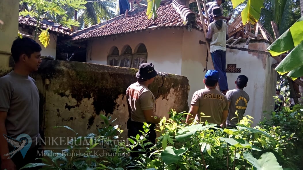 Polres Kebumen Rehab Musholla yang Atapnya Nyaris Ambruk di Adimulyo