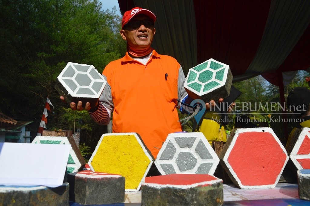 Keren! TPS3R Kembaran Sulap Sampah Plastik jadi Paving Block