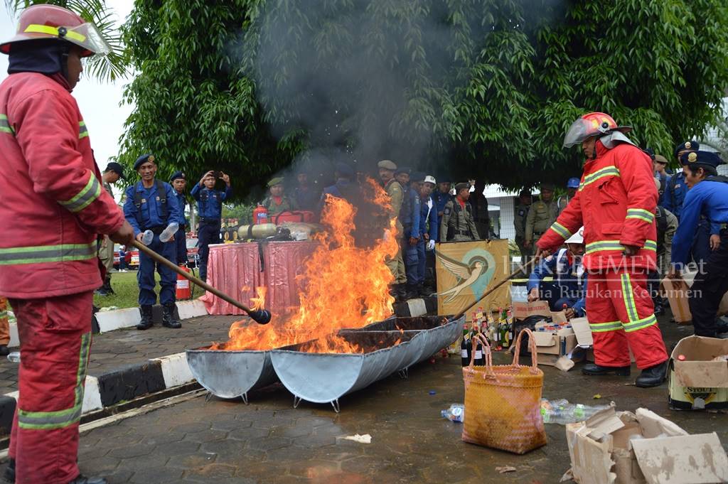 Rayakan Ulang Tahun, Satpol PP Kebumen Musnahkan 478 Botol Miras Rayakan Ulang Tahun, Satpol PP Kebumen Musnahkan 478 Botol Miras