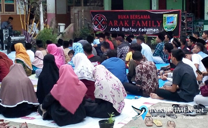 Komunitas ARAK Gelar Bukber dan Bagi Santunan di PAYDT Al Hikmah Adimulyo