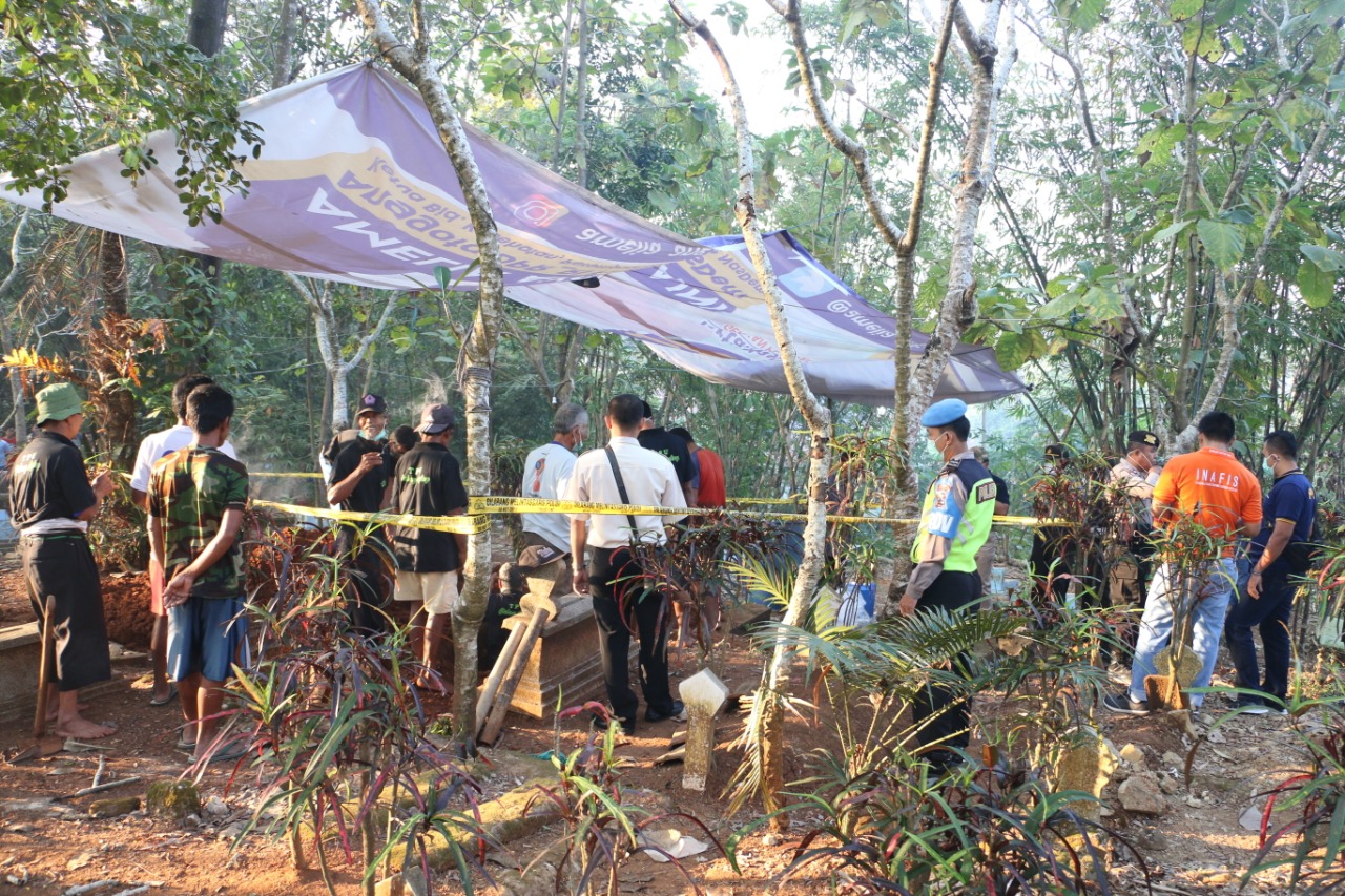 Diduga Tewas Dianiaya Temannya Sendiri, Makam Warga Jabres Dibongkar Polisi Diduga Tewas Dianiaya Temannya Sendiri, Makam Warga Jabres Dibongkar Polisi