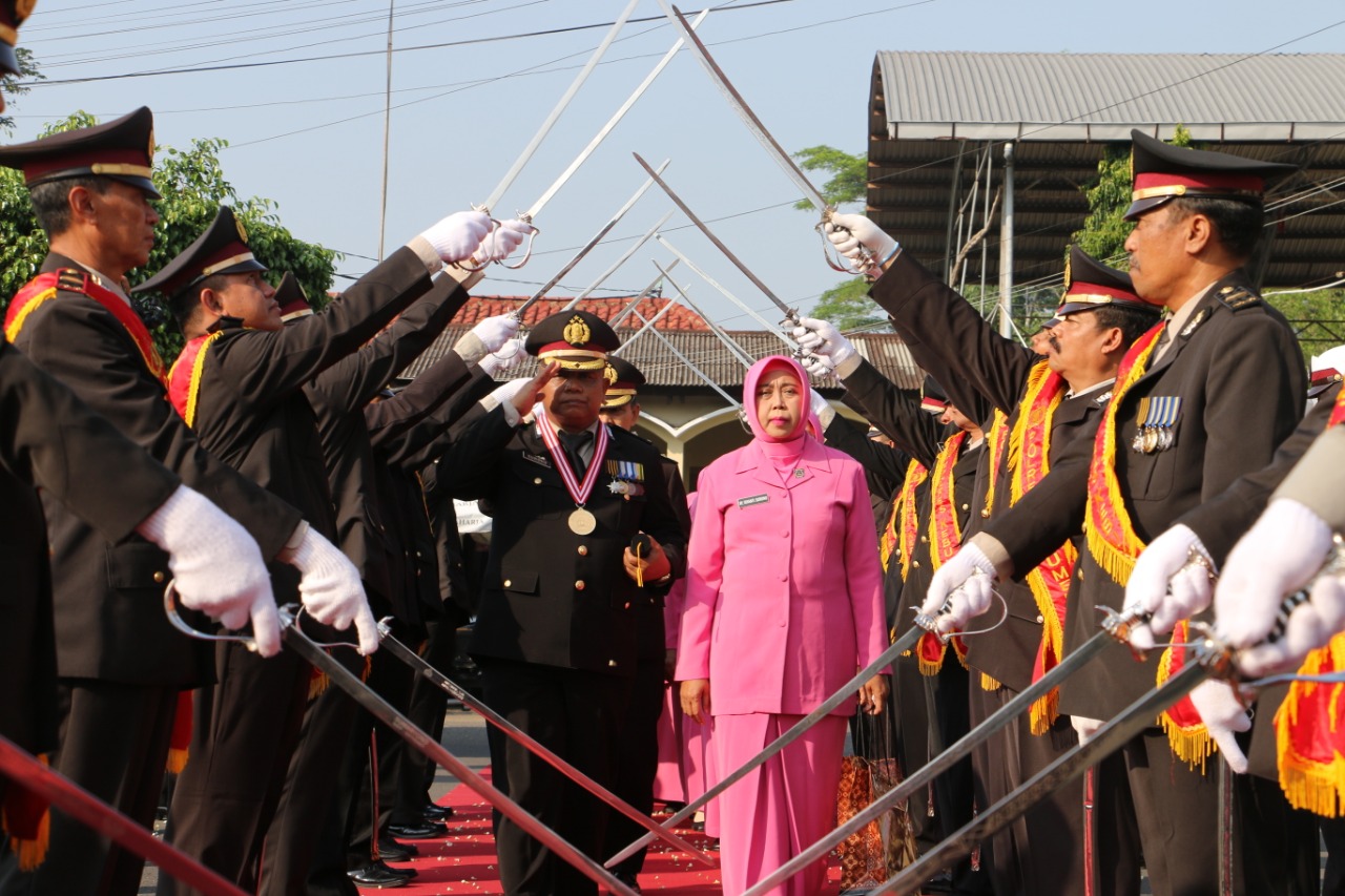 Purna Tugas, 20 Polisi di Kebumen Dilepas dengan Pedang Pora