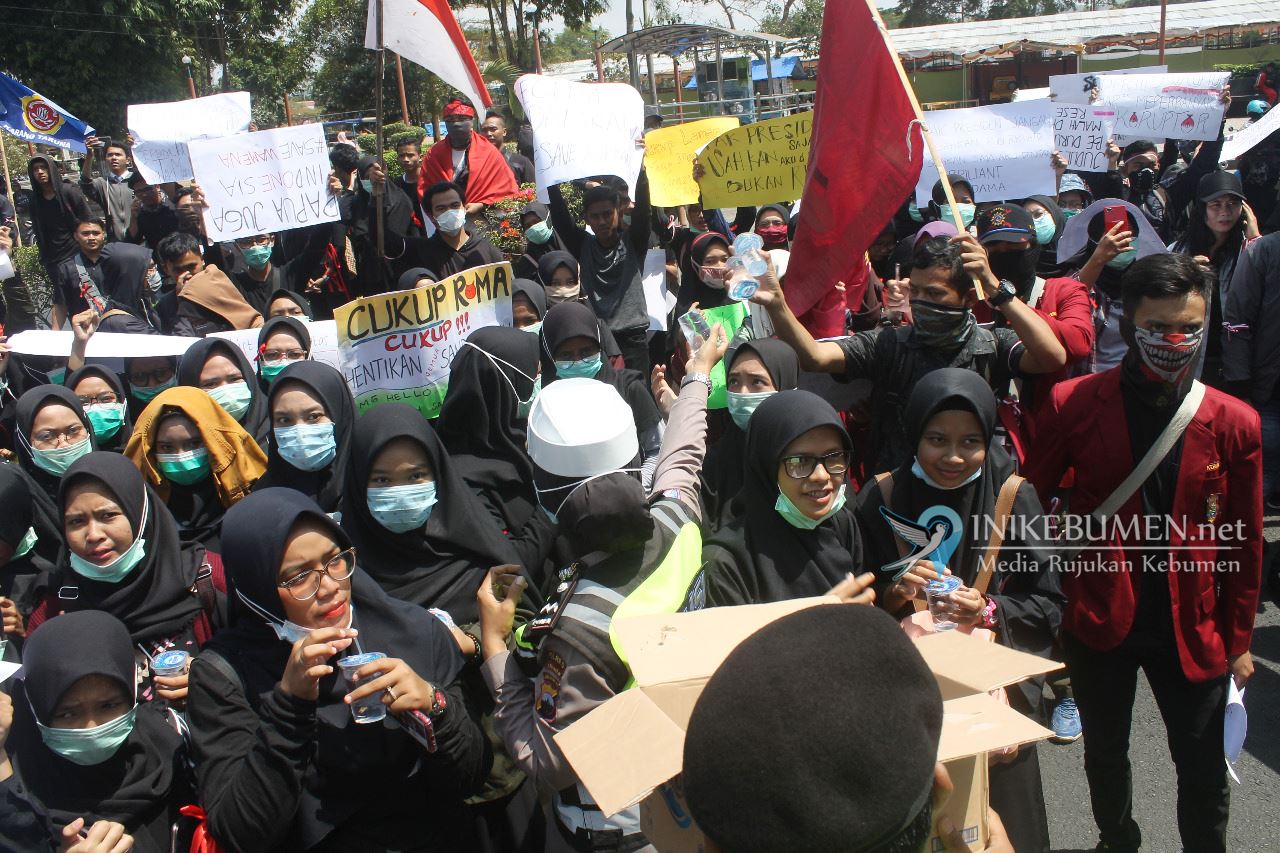 Melihat Peserta Aksi Kehausan, Polisi di Kebumen Bagikan Air Mineral