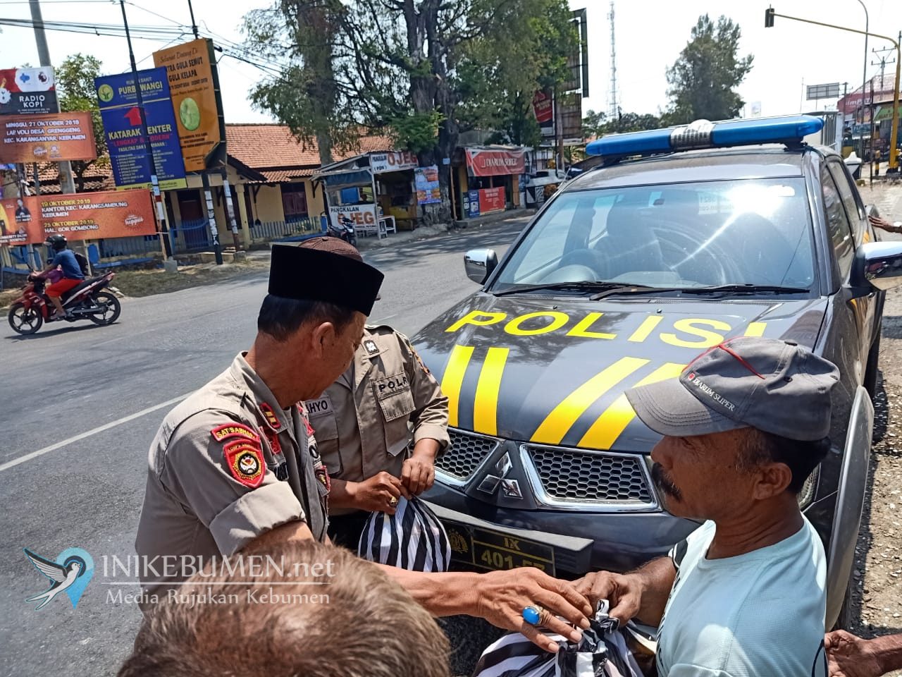Polsek Sempor Bagikan Sembako Gratis untuk Para Penarik Becak