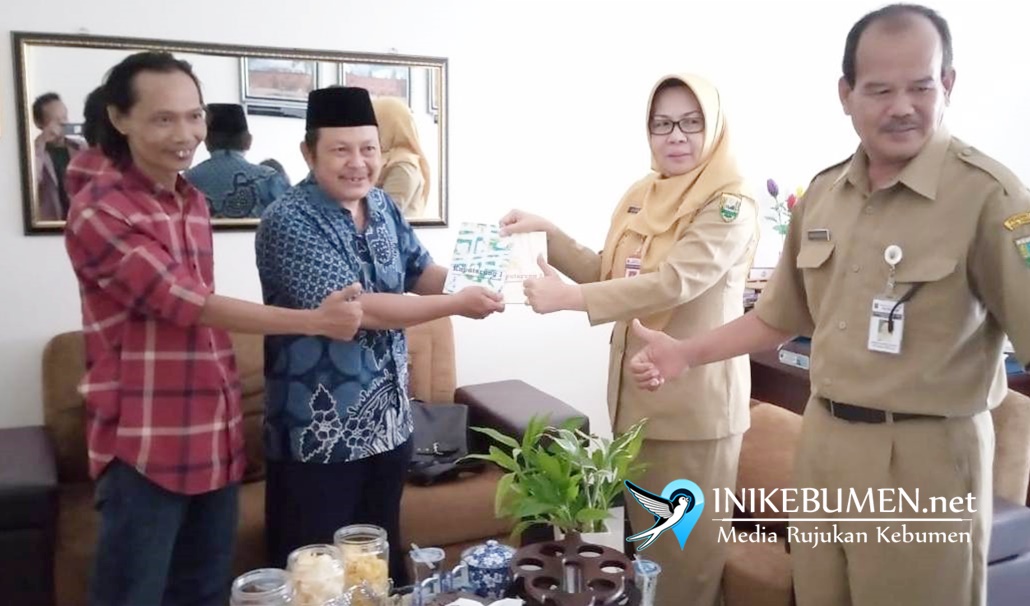 Dukung Gerakan Literasi, SRMB Sumbangkan Dua Buku ke Perpusda Kebumen