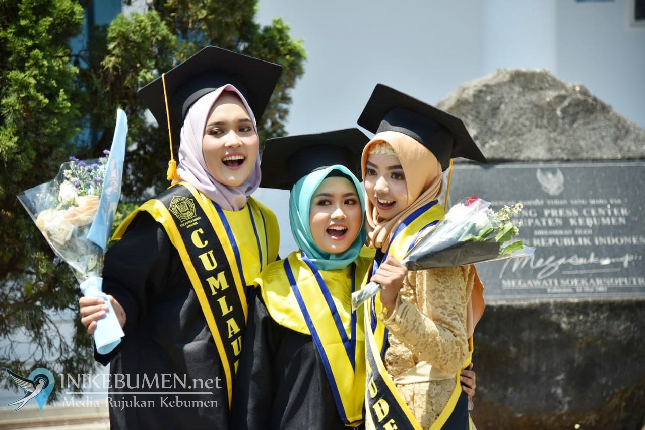 Ratna Probo dan Ayu Agustin jadi Wisudawan Terbaik STIE Putra Bangsa