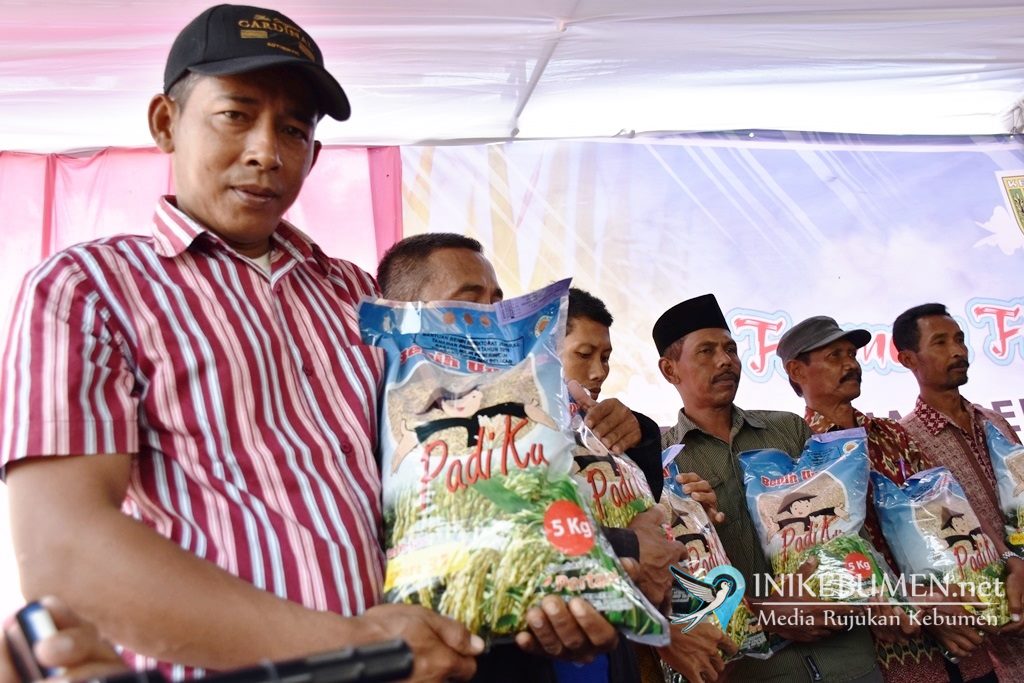 Serahkan Bantuan Benih, Wabup Kebumen Minta Petani Lakukan Percepatan Tanam