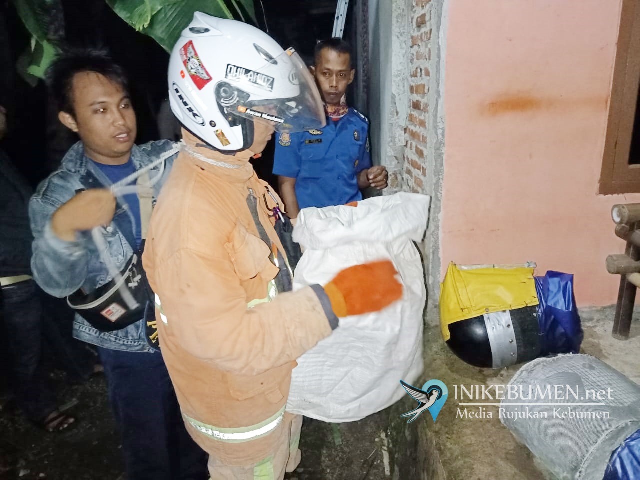 Damkar Gombong dan Polsek Sempor Evakuasi Sarang Tawon Vespa dari Rumah Warga Tunjungseto