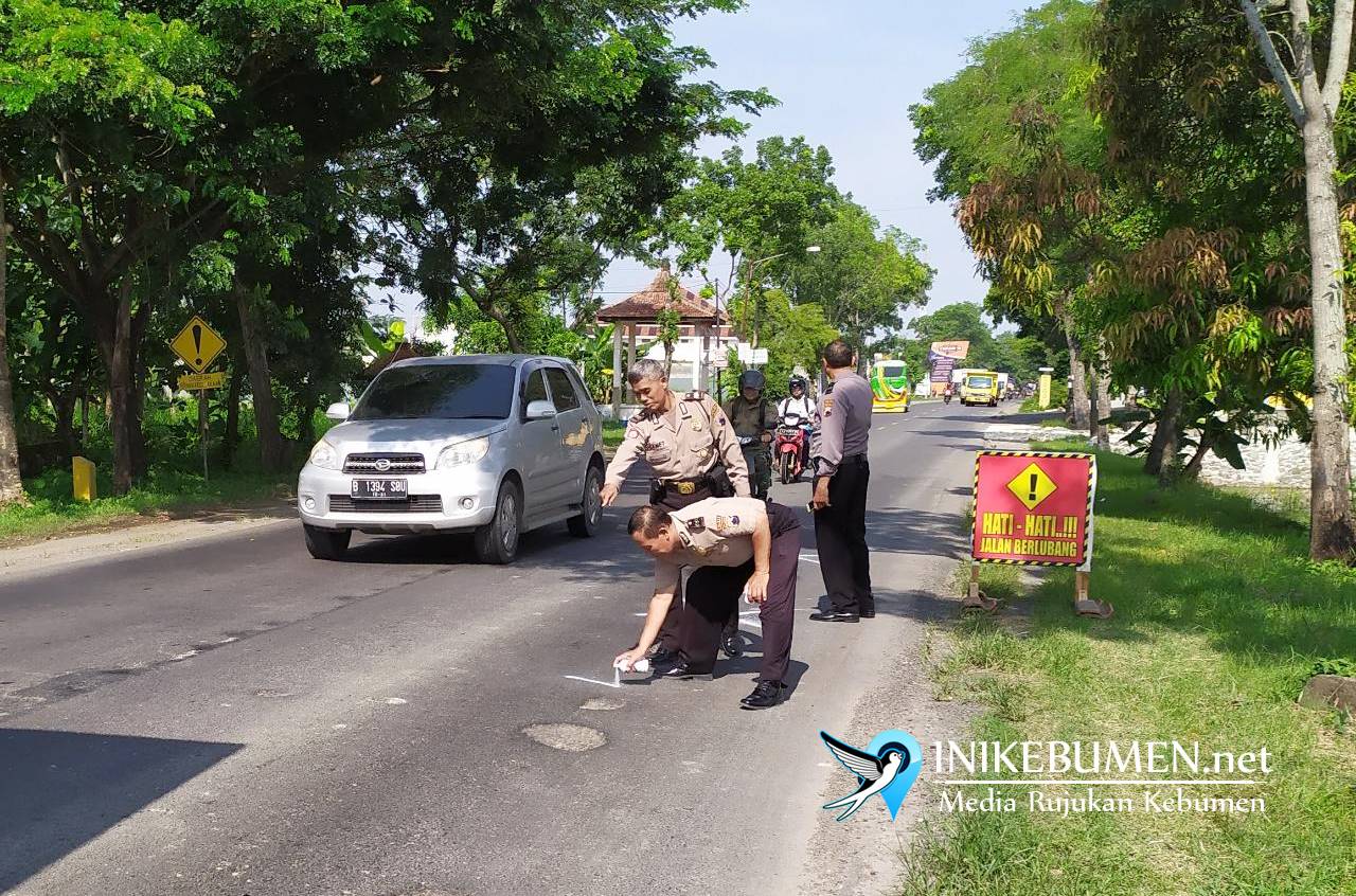 Pakai Pilok, Polisi di Kebumen Tandai Jalan Raya yang Berlubang