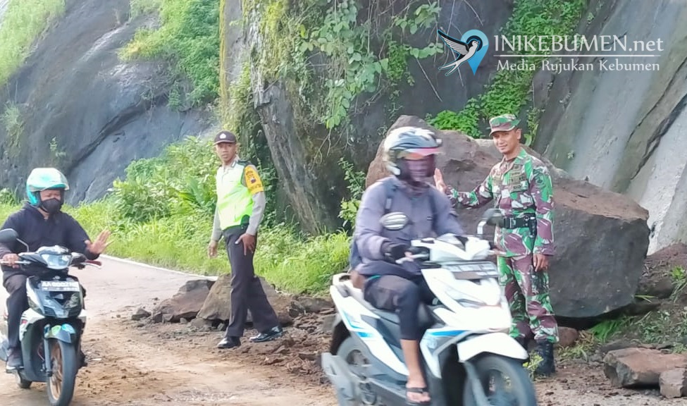 Diguyur Hujan Deras, Batu Besar Bukit Selaranda Longsor