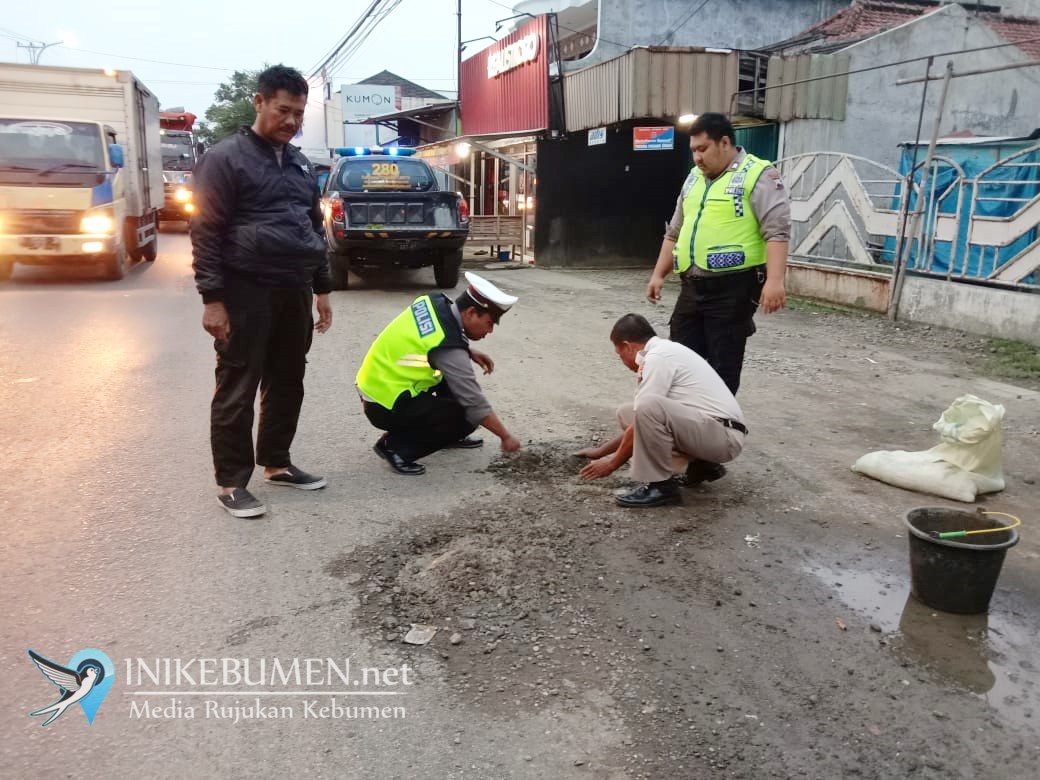 Cegah Laka Lantas, Polisi di Kebumen Urug dan Tandai Jalan Berlubang Cegah Laka Lantas, Polisi di Kebumen Urug dan Tandai Jalan Berlubang