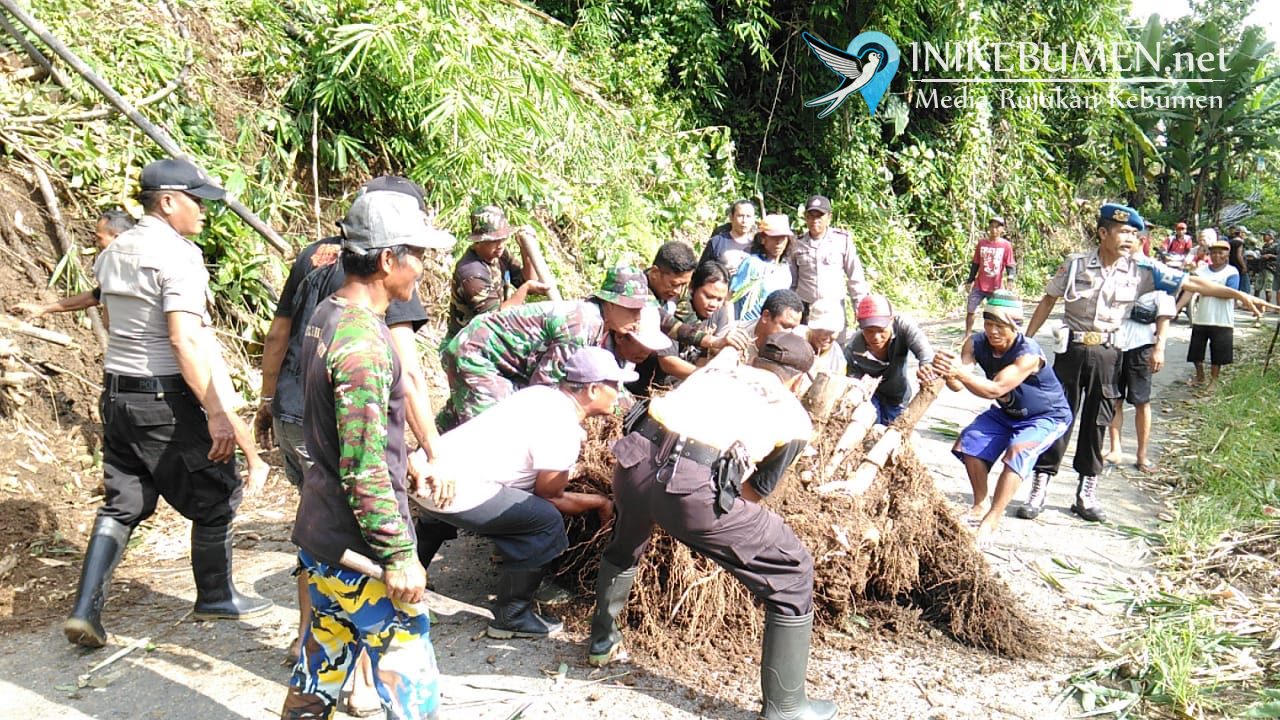 Longsor, Rumpun Bambu Sempat Menutup Akses Jalan di Karanggayam