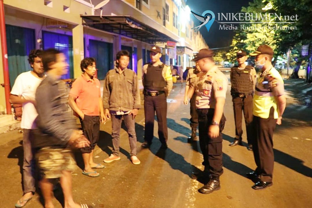 Keliling Kota, Polres Kebumen Minta Warga untuk Pulang Demi Cegah Corona Keliling Kota, Polres Kebumen Minta Warga untuk Pulang Demi Cegah Corona